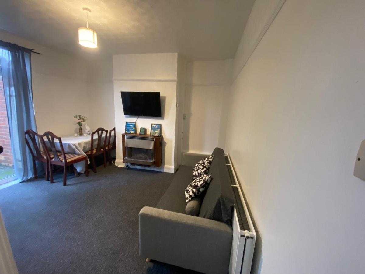 Room 2 Peaceful Stay Near Derby City Centre エクステリア 写真